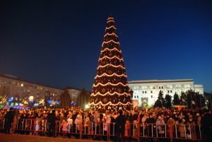 Сегодня главная городская елка зажжет свои огни Сегодня главная городская елка зажжет свои огни